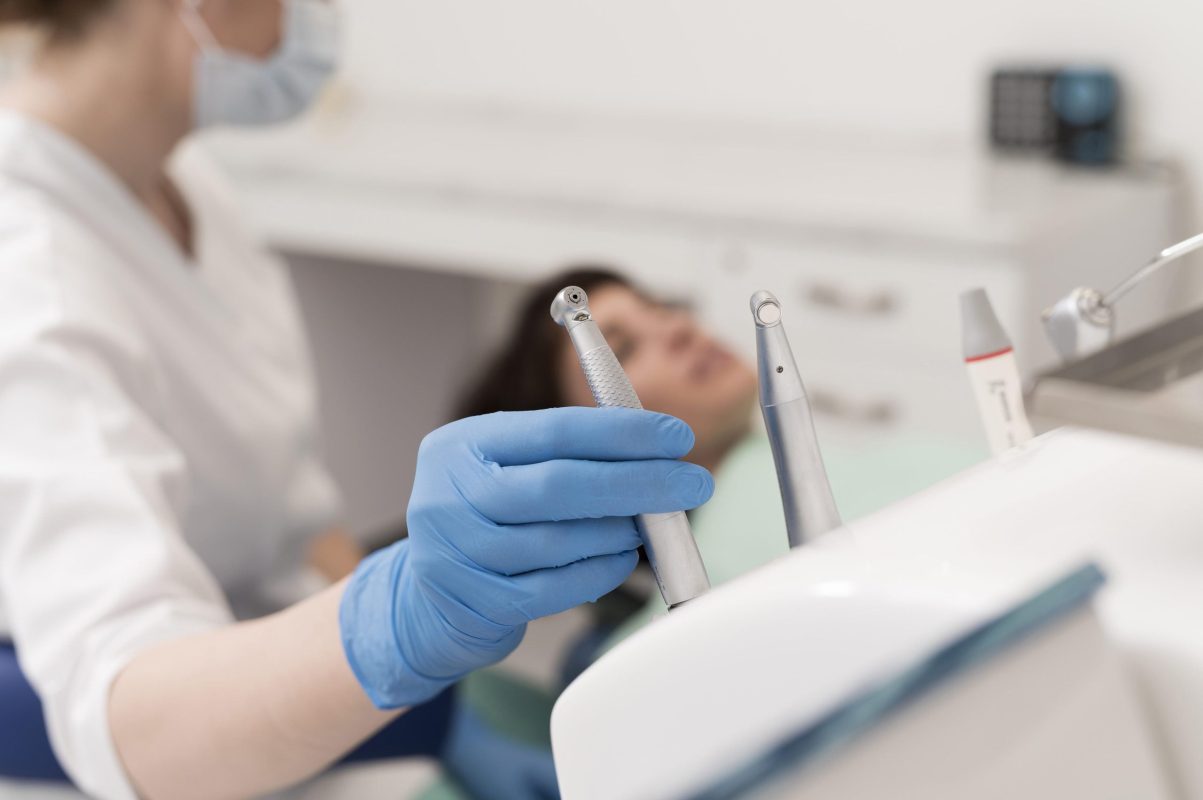 paciente-sexo-femenino-que-tiene-procedimiento-realizado-dentista paciente-sexo-femenino-que-tiene-procedimiento-realizado-dentista